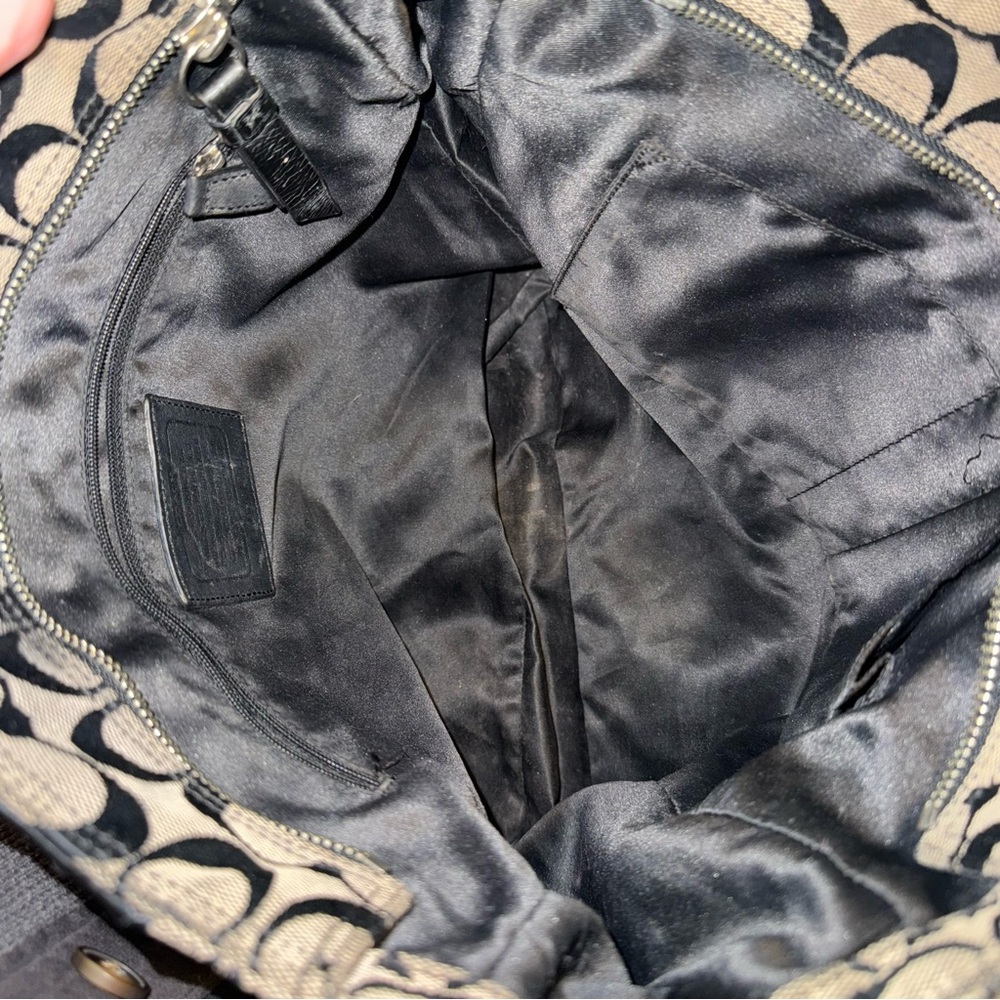 Beautiful Vintage Coach Black and Tan Shoulder Bag with Signature Logo Design - Picture 8 of 9